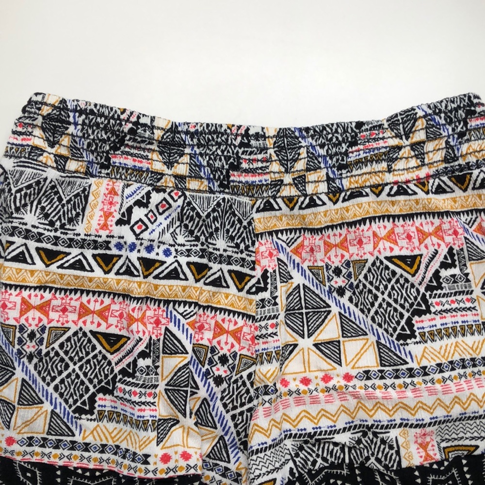 Flowy Patterned Shorts - Picture 4 of 7
